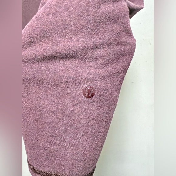 Women's Burgundy High-Waisted Capri Leggings
Wunder Train High-Rise Crop Size 4 - Picture 3 of 6